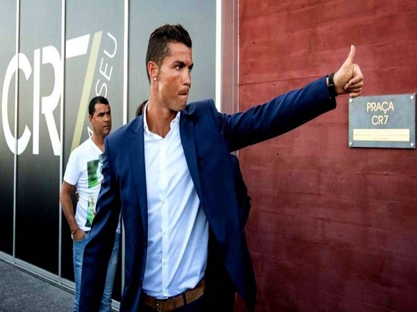 Ronaldo chuẩn bị ký 'hợp đồng thế kỷ'