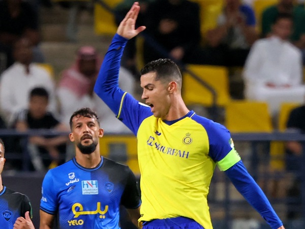 Bóng đá quốc tế sáng 15/3: Ronaldo lần đầu nhận thẻ vàng tại Saudi Arabia