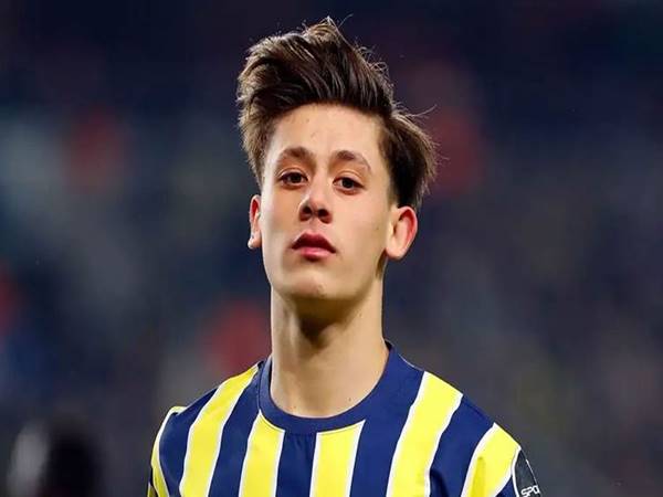 Tiền vệ Guler trong màu áo CLB Fenerbahçe